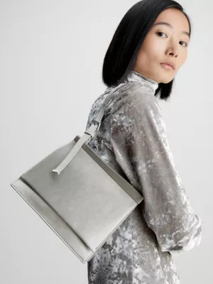 Calvin Klein Petit Sac Bandoulière Métallisé – Image 3